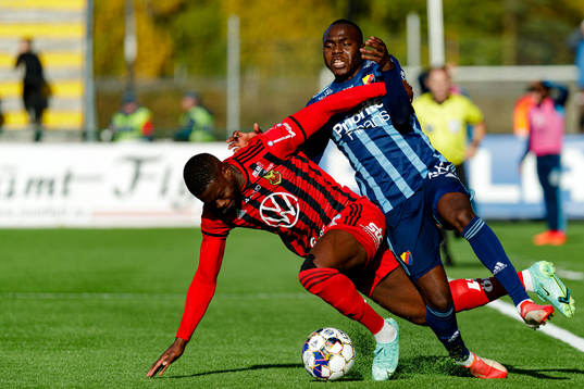Östersunds Isak Ssewankambo  i kamp med Djurgårdens Edward Chilufya 