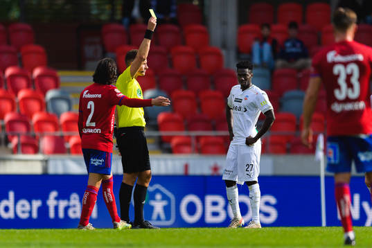 Helsingborgs Benjamin Acquah tilldelas gult kort av domare