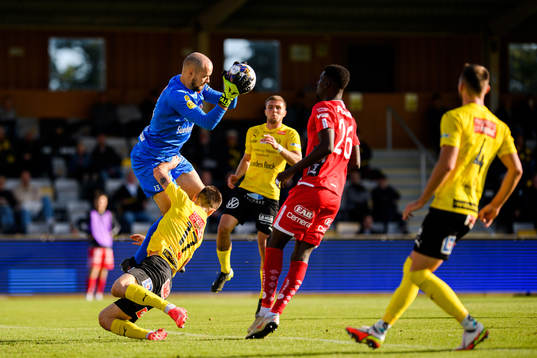 Mjällbys målvakt Carl-Johan Eriksson med en räddning