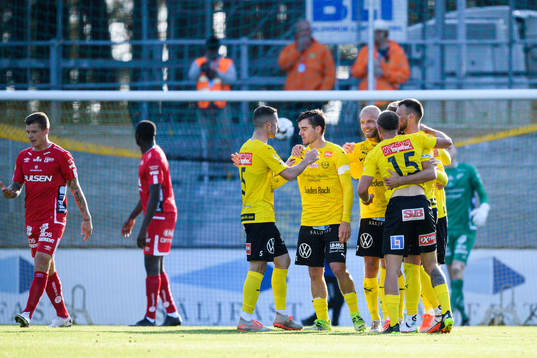 Mjällbys spelare jublar med Joel Nilsson efter 3-0