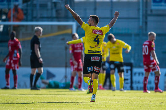 Mjällbys Max Watson jublar efter Joel Nilsson 3-0 (ej i bild)