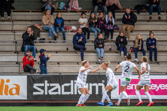 Rosengårds Olivia Schough och Sanne Troelsgaard jublar efter 1-0