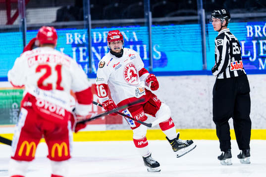 Troja/Ljungbys Dennis Fröland gör 0-1 och jublar med