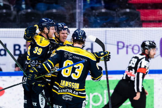 Södertäljes Albert Sjöberg jublar med lagkamrater