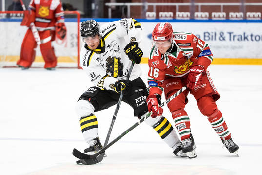 AIKs Lucas Carlsson och Moras Emil Oksanen