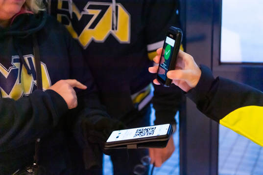 En biljett avläses vid entren