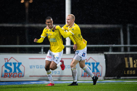 Falkenbergs Oliver Hintsa och Adam Bergmark Wiberg jublar efter 2-0