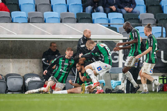 GAIS Richard Yarsuvat jublar med lagkamrater