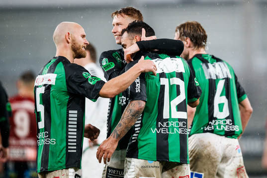 GAIS Richard Yarsuvat jublar med lagkamrater