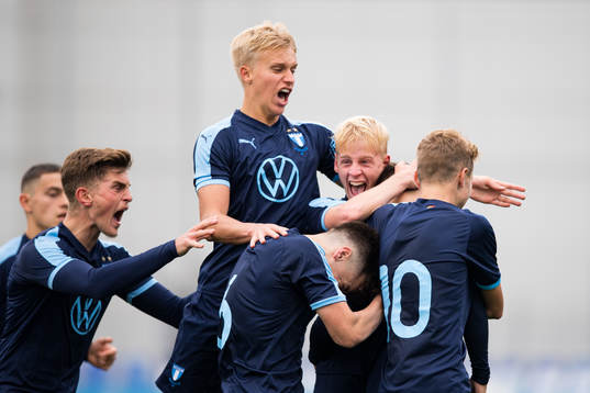 Lorik Konjuhi, Ludvig Nicklasson and Emil Lindman celebrate with Isak Bjerkebo after his 2-2 goal