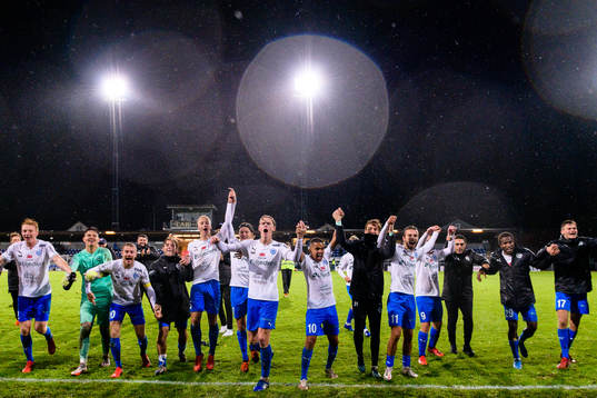 Värnamos spelare och ledare jublar