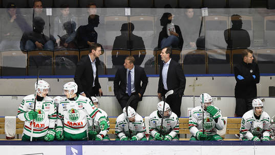 Rögles bås med tränare Cam Abbott