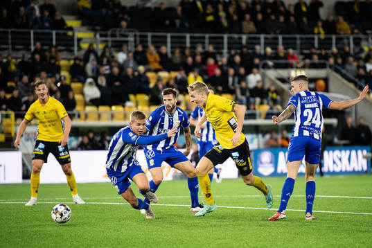 Elfsborgs Jeppe Møldrup Okkels mot IFK Göteborgs Isak Dahlqvist och Mattias Bjärsmyr 
