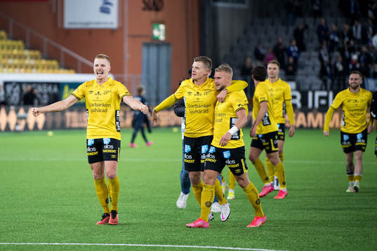 Elfsborgs Per Frick, Samuel Holmén och Simon Strand jublar