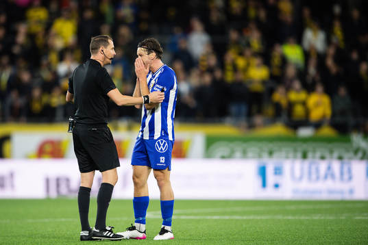 Domare Andreas Ekberg och IFK Göteborgs Gustav Svensson