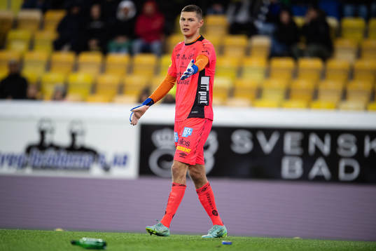 Elfsborgs målvakt Hakon Rafn Valdimarsson reagerar mot