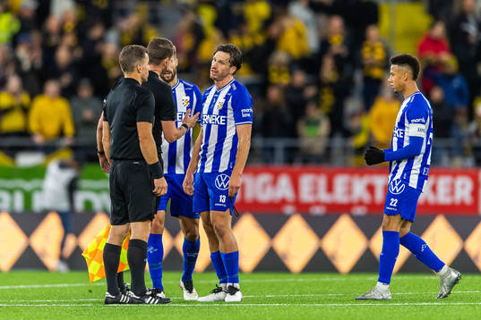 IFK Göteborgs Gustav Svensson reagerar mot domare Andreas