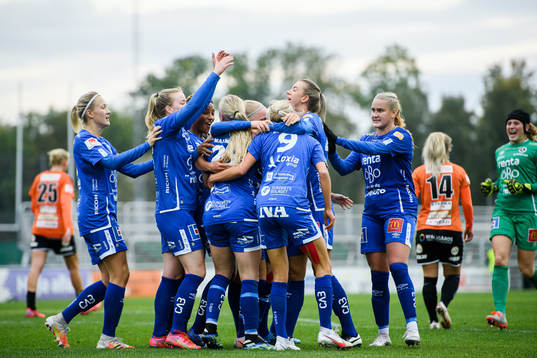 Örebros spelare jublar med Jenna Hellstrom