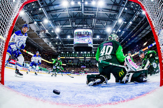 Leksands Carter Camper och Max Veronneau ser på när