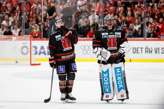Örebros Gustav Backström och målvakt Jonas Arntzen deppar