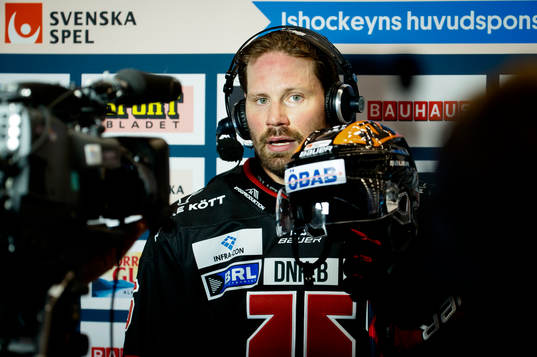 Örebros Stefan Warg blir intervjuad