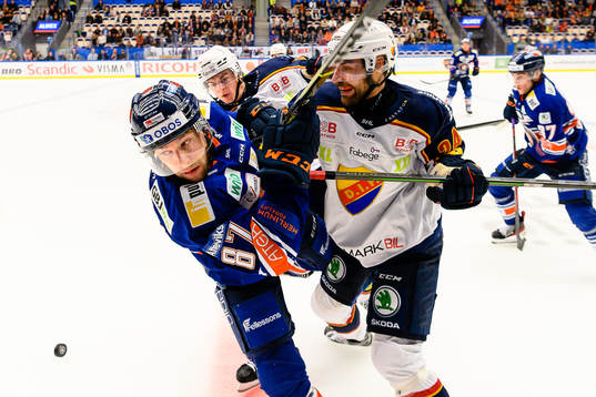 Växjös Robert Rosén blir tacklad av Djurgårdens Filip