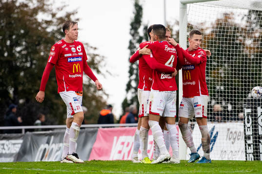 Degerfors spelare jublar