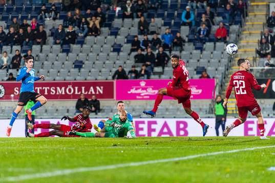 Halmstads Emil Tot Wikström med ett skott