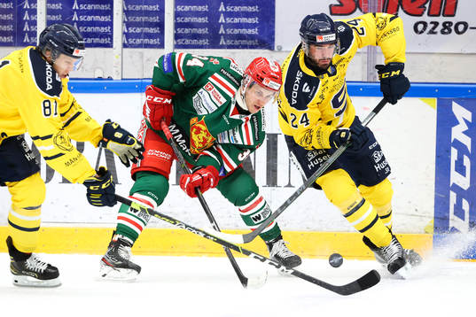 Södertäljes Emil Aronsson och Jacob Dahlström förvarar