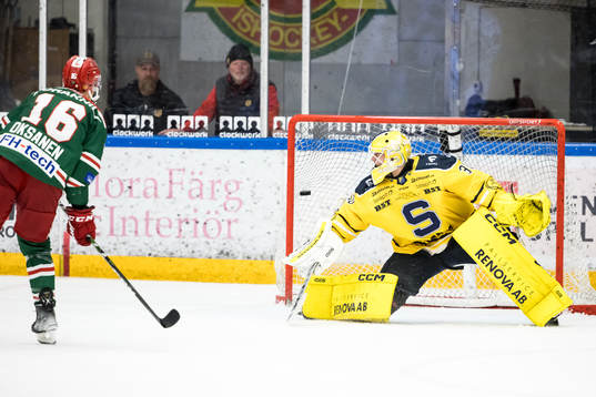 Moras Emil Oksanen gör mål på straff bakom Södertäljes