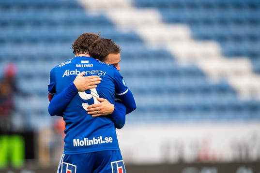 Sundsvalls Pontus Silfwer och Erik Andersson jublar efter slutsignalen