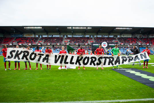 Helsingborgs spelare håller upp en banderoll