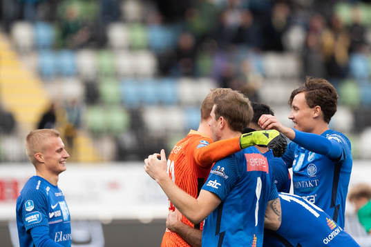 Norrbys målvakt Anton Cajtoft och Nicklas Savolainen jublar med lagkamrater