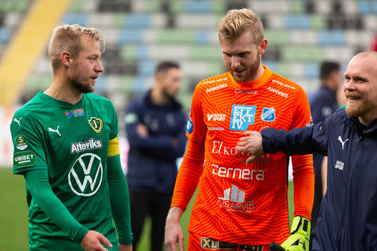 Jönköpings Sebastian Crona och Norrbys målvakt Anton Cajtoft