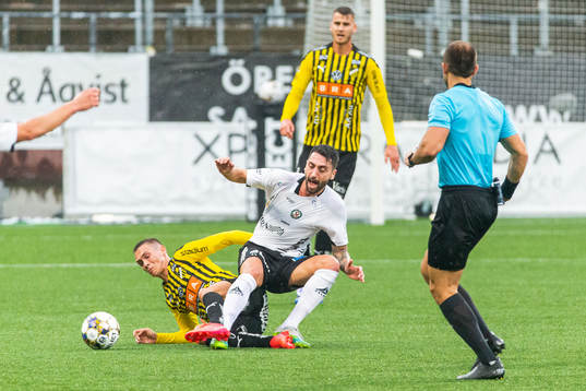 Häckens Tobias Carlsson och Örebros Nahir Besara