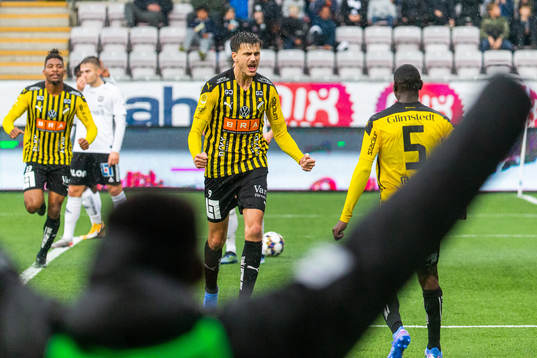 Häckens Alexander Jeremejeff jublar mot Godswill Ekpolo