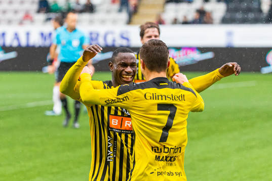 Häckens Godswill Ekpolo jublar med Leo Bengtsson som gjort