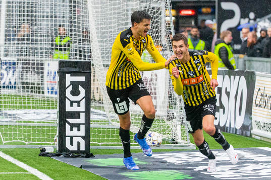 Häckens Alexander Jeremejeff jublar med Leo Bengtsson som gjort 0-2