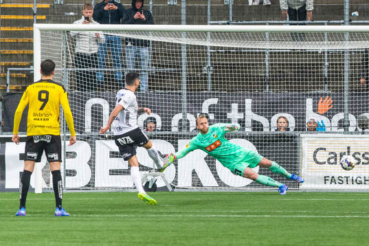 Örebros Nahir Besara gör 1-2 på straff bakom Häckens