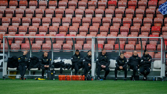 Häckens avbytarbänk med tränare Per-Mathias Högmo