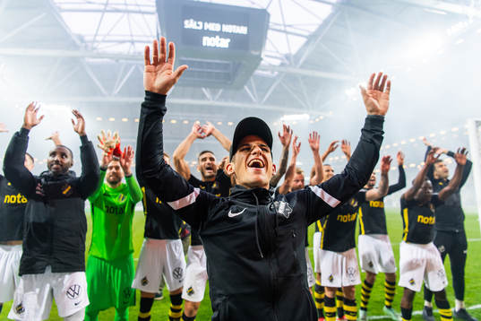 s Nicolas Stefanelli jublar efter fotbollsmatchen i Allsvenskan mellan AIK och Djurgården den 3 oktober 2021 i Stockholm. 