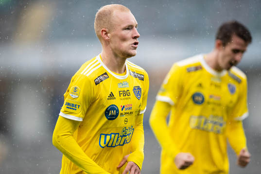 Falkenbergs Adam Bergmark Wiberg jublar efter 0-1 på straff
