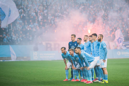 Malmö FFs spelare ställer upp för en lagbild, övre