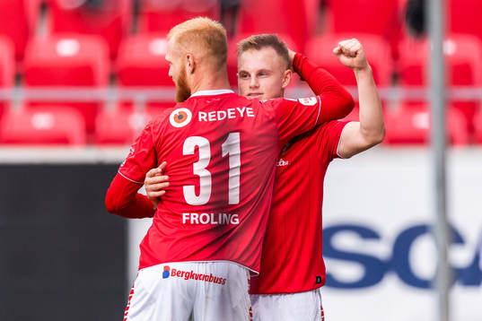 Kalmars Nils Fröling jublar med Isak Jansson
