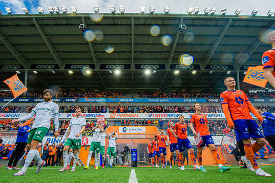 Aleksander Melgalvis of HamKam, Quint Arie Jansen, Erlend Segberg, Jørgen Hatlehol and David Kristjan Olafsson of Aalesund ahead of the OBOS-ligaen match between Aalesund and HamKam on October 3, 2021 in Ålesund.