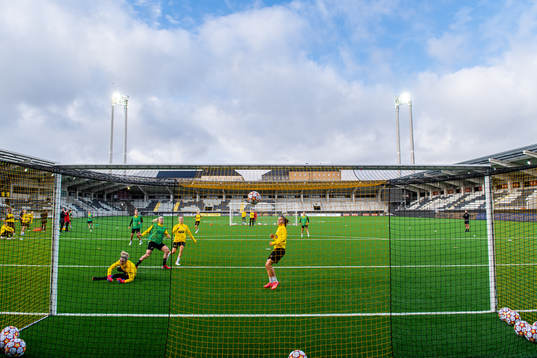 Goalkeeper Jennifer Falk, Julia Karlernäs, Emma Kullberg