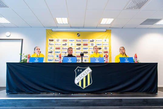 Elin Rubensson, head coach Mats Gren, goalkeeper Jennifer