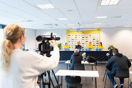Elin Rubensson, head coach Mats Gren, goalkeeper Jennifer