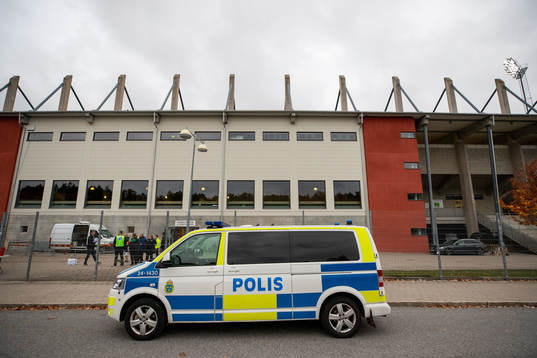 En polisbil utanför Iver Arena innan fotbollsmatchen i Superettan mellan Västerås SK och GAIS den 5 oktober 2021 i Västerås. 