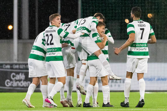 Västerås Simon Johansson jublar med lagkamrater efter att han gjort 2-0